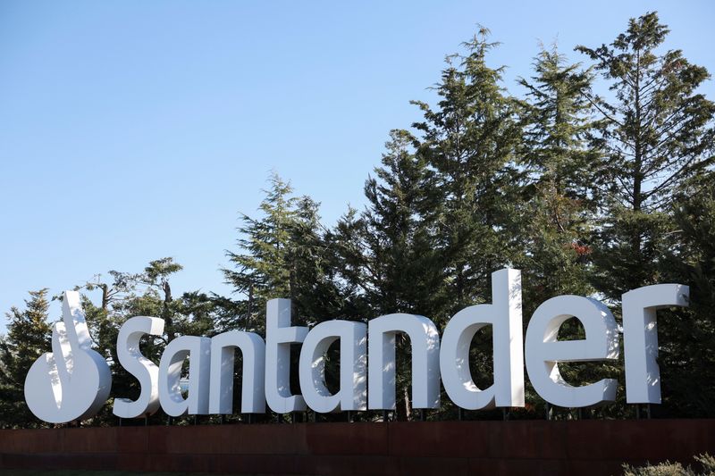 Photo du logo de Santander vu à Madrid, Espagne