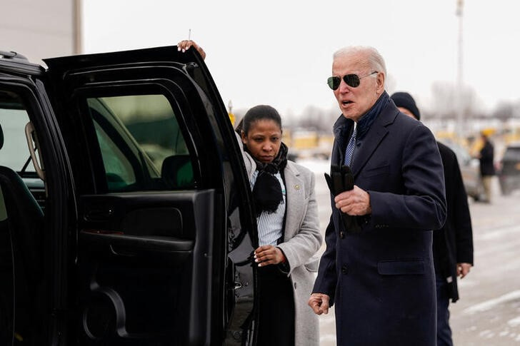 El presidente de EEUU, Joe Biden, responde a un periodista tras descender del Air Force One en la Hancock Field Air National Guard Base de Syracuse, Nueva York, EEUU.