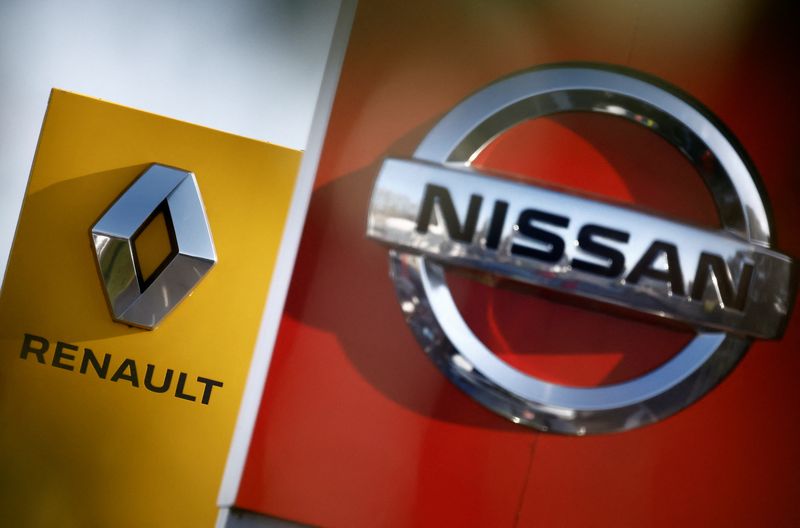 Photo des logos des constructeurs automobiles Nissan et Renault