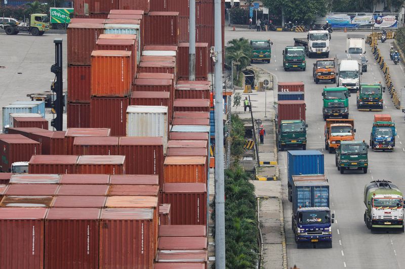 Sebuah jajak pendapat Reuters meningkatkan surplus perdagangan Indonesia pada bulan April menjadi $3,38 miliar