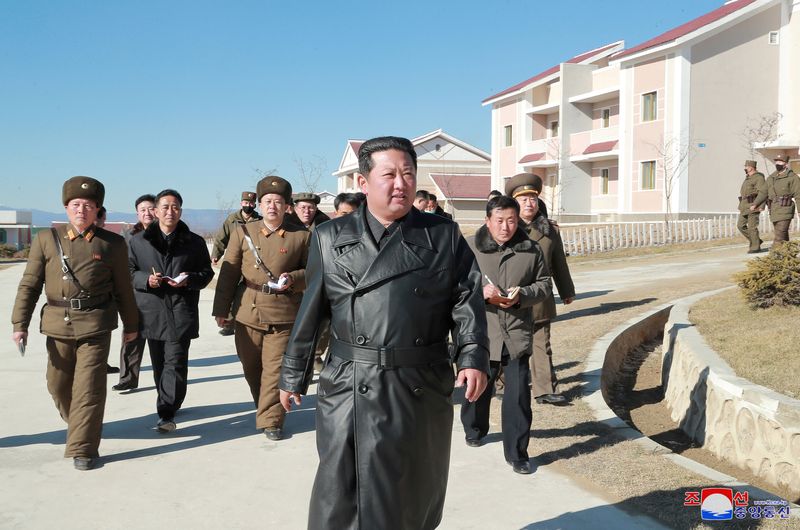 북한 김정은, 경제적 어려움 속에서 젊은 노동자들을 새로운 주택 계획에 동원