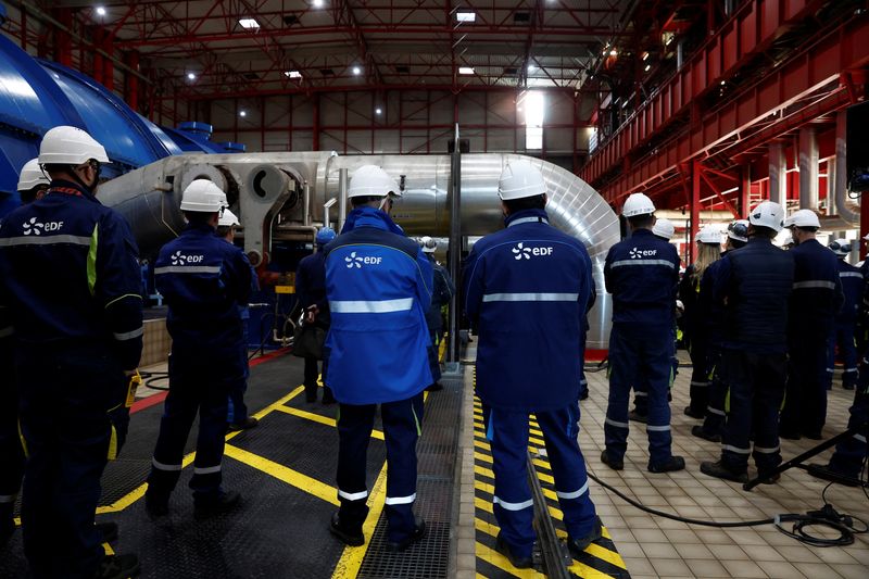 Des employés d'EDF lors d'une visite à la centrale nucléaire de Penly