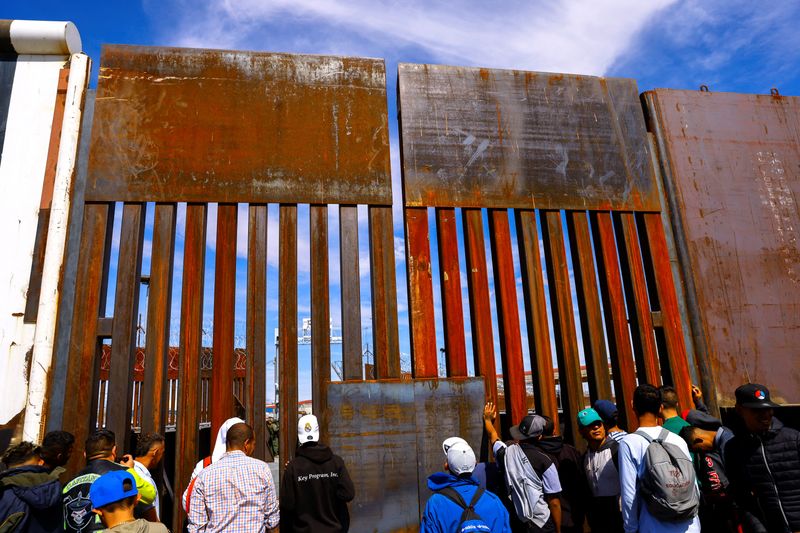 Cientos de migrantes intentan ingresar a Estados Unidos por la frontera con México