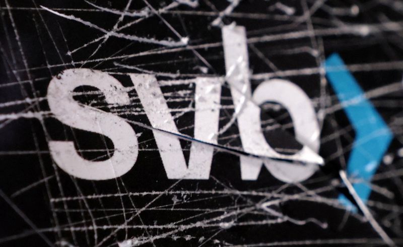 ARCHIV: Das Logo der SVB (Silicon Valley Bank) hinter zerbrochenem Glas