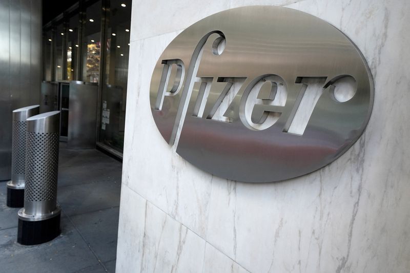 FOTO DE ARCHIVO: El logotipo de Pfizer aparece en el edificio de su sede en el distrito de Manhattan de la ciudad de Nueva York