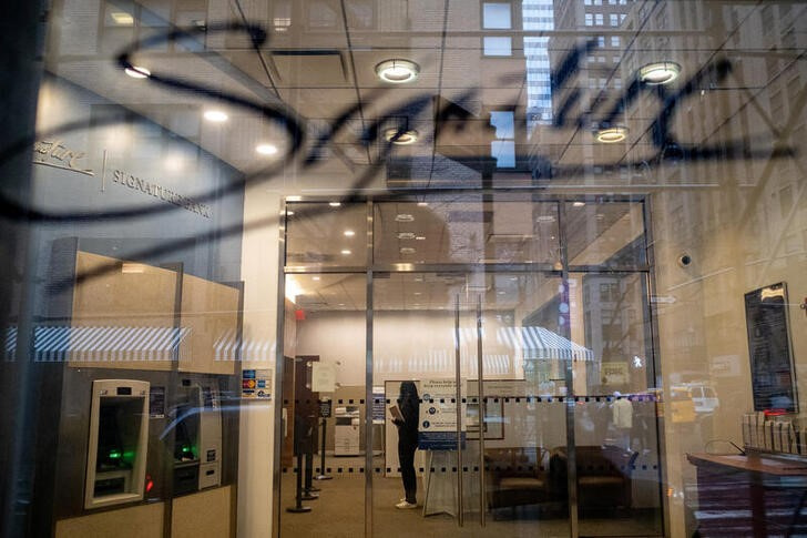 Una persona espera para usar un cajero en una sucursal del Signature Bank en Nueva York, EEUU.