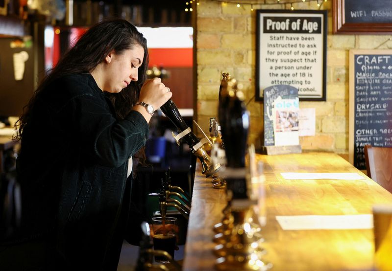 FOTO DE ARCHIVO: Una camarera sirve una pinta de Minerva de Milton Brewery en el pub Haymakers, Cambridge
