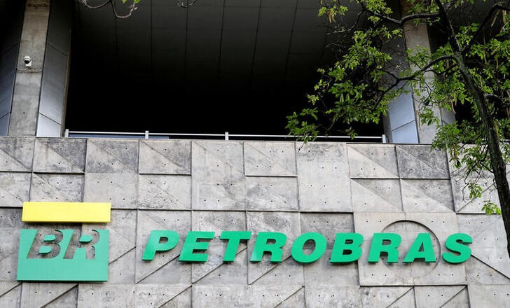 Imagen de archivo del logo de la petrolera estatal brasileña Petrobras en su sede de Río de Janeiro, Brasil.