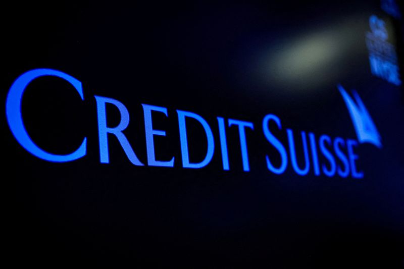 FOTO DE ARCHIVO. El logo de Credit Suisse se muestra en una pantalla en el piso de la Bolsa de Valores de Nueva York (NYSE) en la ciudad de Nueva York, EEUU