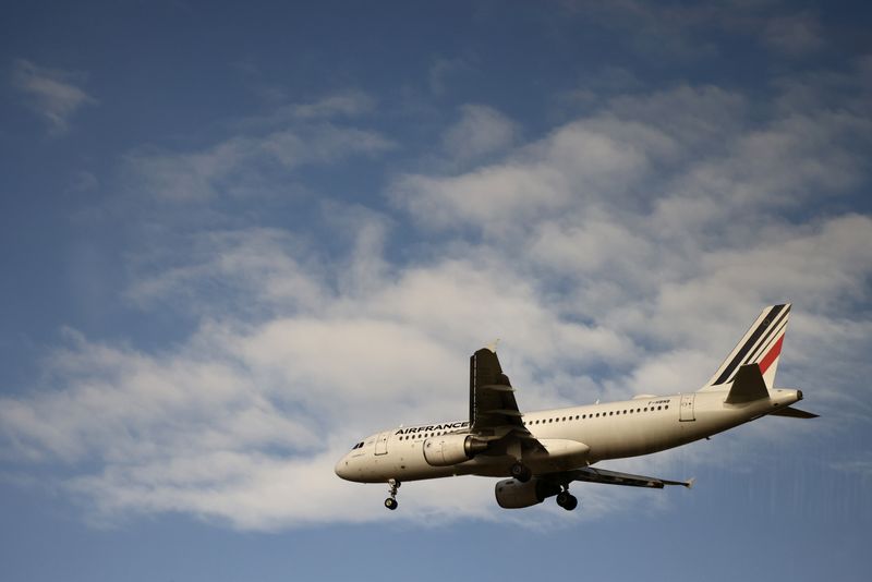 Un avion Airbus A320 d'Air France atterrit à l'aéroport Charles de Gaulle près de Paris