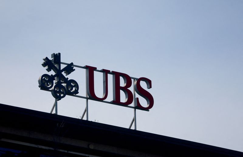 Foto de archivo del logo de UBS en su sede en Zurich