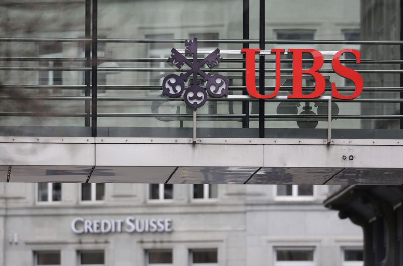 Logos d'UBS et de Credit Suisse à Zurich