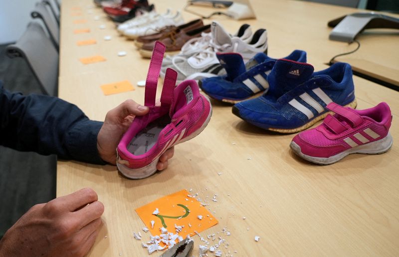 Singapura memperketat kontrol pada daur ulang sepatu setelah laporan Reuters
