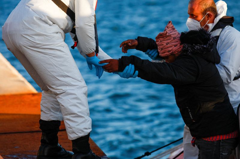 L’Italia arresta 29 persone per traffico di migranti dalla Grecia e dalla Turchia