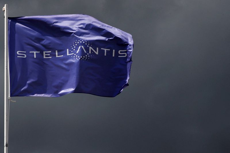 Photo d'archives d'un drapeau avec le logo de Stellantis