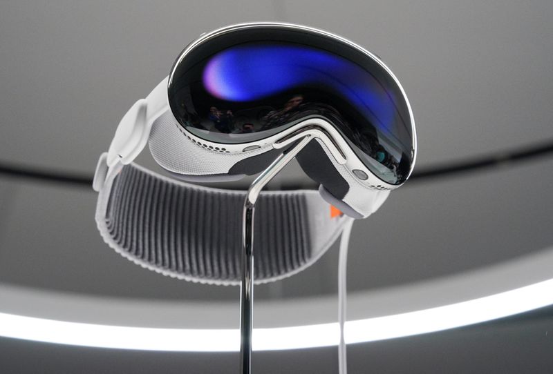 Apple presenta il suo primo visore per realtà aumentata Vision Pro