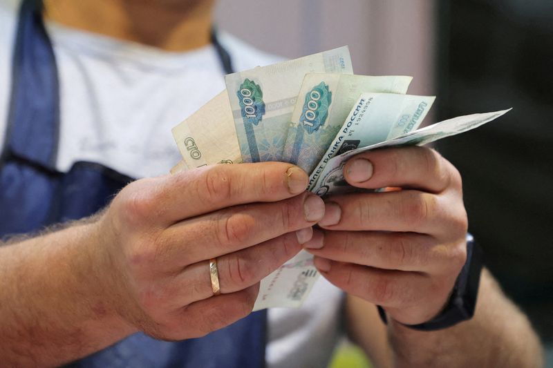 Россия отказывается от фискального режима, чтобы спасти падающий рубль
