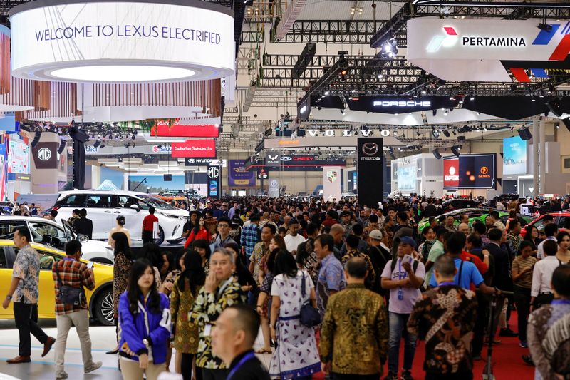 Indonesia memimpin mimpi mobil listrik, tapi pembeli mobil tetap waspada