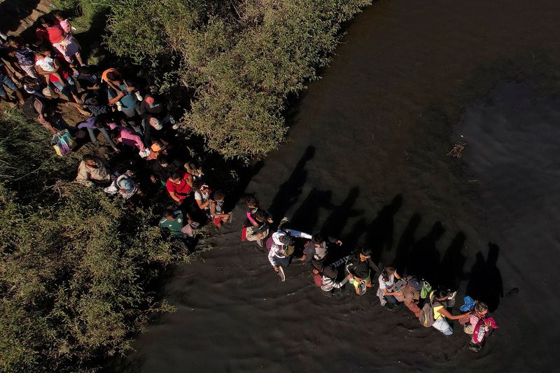 10,000 immigrants cross the US border every day